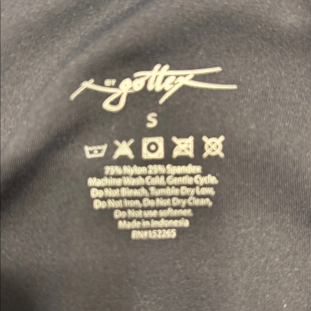 Black V-Neck Cropped Tank Top with built in bra - Picture 3 of 4